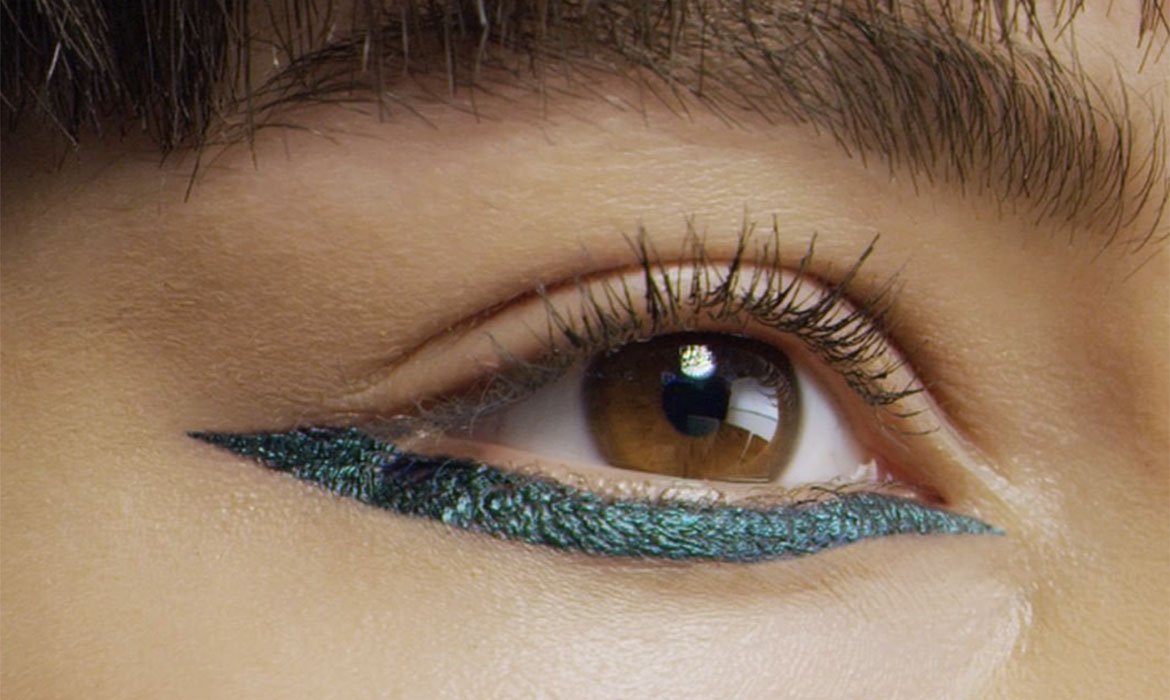 Si te apetece apostar por un maquilla glitter de ojos supersencillo, aquí tienes un ejemplo. Utiliza cualquiera de los eyeliners Matte Signature de L’Oréal Paris y alucina con su color. Además son de larga duración y resistentes al agua.